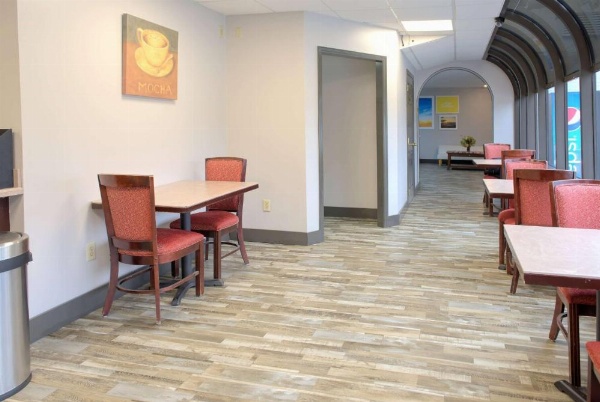 Days Inn by Wyndham Harriman image 18