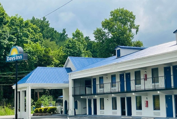 Days Inn by Wyndham Harriman image 2
