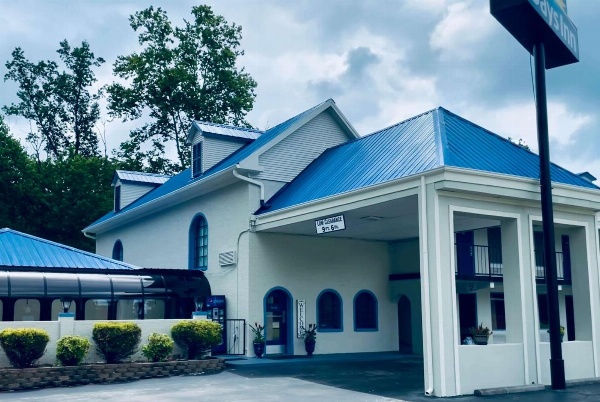 Days Inn by Wyndham Harriman image 3