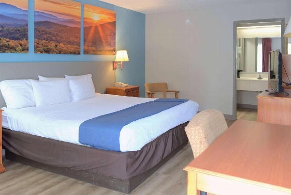 Days Inn by Wyndham Harriman image 4