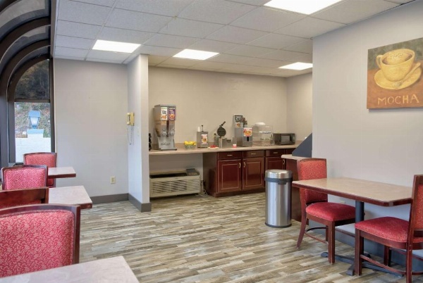 Days Inn by Wyndham Harriman image 9